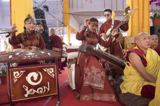 蒙古信众在长寿仪法会上向达赖喇嘛尊者表演蒙古传统歌舞 2018年1月16日 照片/Manuel Bauer