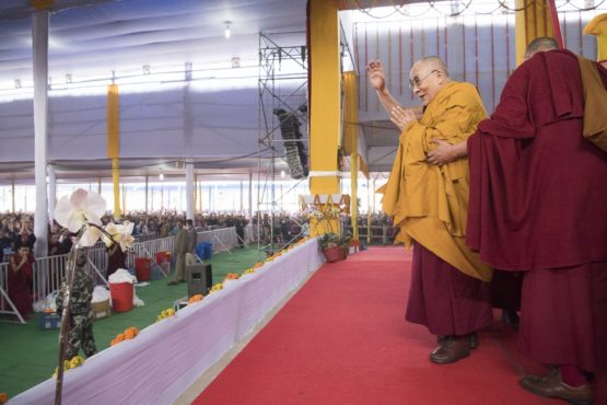 达赖喇嘛尊者在驾离会场 时向信众挥手道别 2018年1月16日 照片/Manuel Bauer