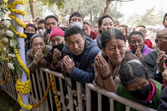 在达赖喇嘛尊者在驾离会场时等候觐见的信众 2018年1月16日 照片/Manuel Bauer