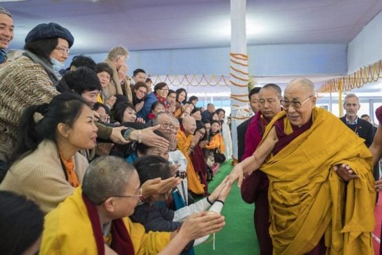达赖喇嘛尊者在与华人信众握手致意