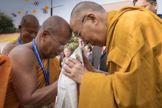 达赖喇嘛尊者与沃特帕菩提伽耶瓦纳然寺主持行碰头礼  照片/OHHDL
