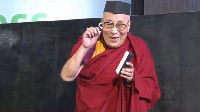 达赖喇嘛尊者在全国教师大会上在黑板上书写祝福语 照片/National Teachers’ Congress