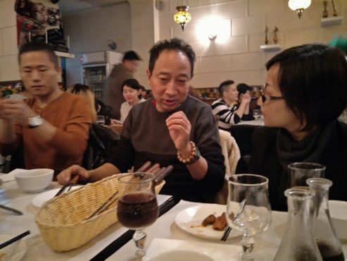 华人事务联络官洛桑尼玛在法国巴黎与当地华人进行交流   照片/洛桑尼玛提供