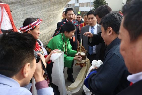 司政洛桑森格抵达瑞士苏黎世藏人社区