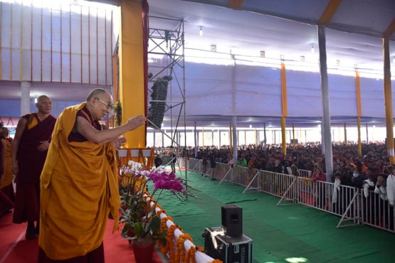 达赖喇嘛尊者向民众挥手问好
