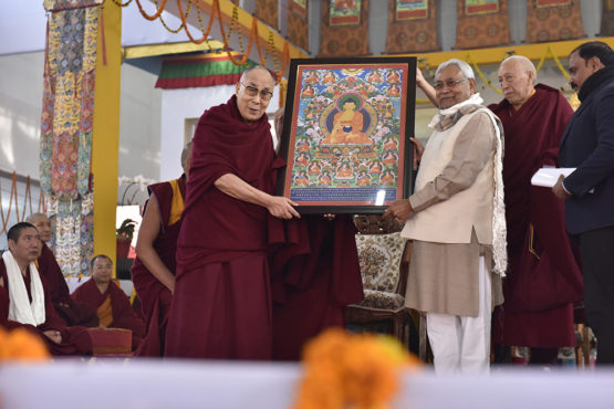 达赖喇嘛尊者向比哈尔邦首席部长尼蒂什·库马尔赠送佛像 照片/Tenzin Jigme/DIIR