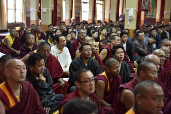 在色拉寺大乘法苑内向聆听达赖喇嘛讲话的藏人     照片/Tenzin Phende/DIIR