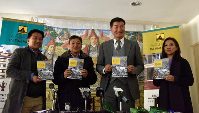 藏人行政中央司政洛桑森格与外交与新闻部秘书长达波·索南诺布和夏尔琳·丹增达珍等在新闻发布会上为博物馆新书揭幕 照片//Tenzin Phende/ DIIR