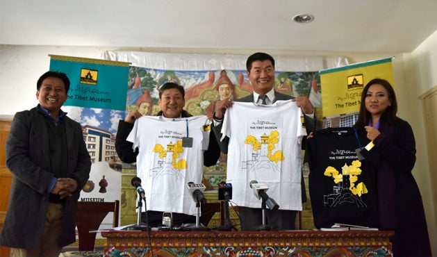 藏人行政中央司政洛桑森格与外交与新闻部秘书长达波·索南诺布和夏尔琳·丹增达珍等在新闻发布会上展示西藏博物馆T恤 照片//Tenzin Phende/ DIIR