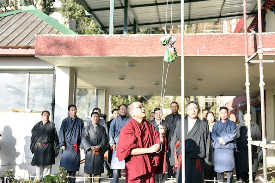 藏人行政中央噶厦各部门部长在噶厦办公楼前举行升旗仪式庆祝印度国庆69周年