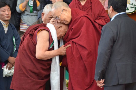 2016年3月23日，达兰萨拉藏医历算院建立55周年纪念仪式上达赖喇嘛尊者向益西顿丹给予了祝福嘉奖