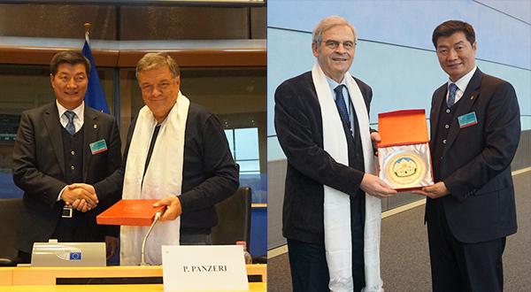 司政洛桑森格向欧洲议会支持西藏小组主席及成员颁发奖章