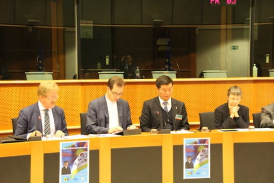 司政洛桑森格在欧洲议会上讲述“中间道路”政策