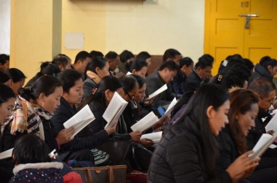 参加祈福法会上的藏人行政中央公务员  照片／Jayang Tsering/DIIR