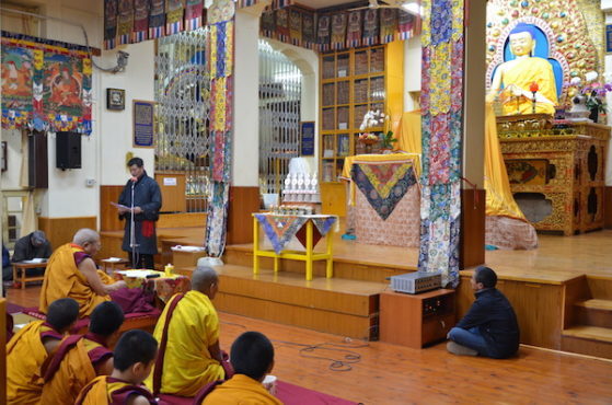 藏人行政中央司政洛桑森格博士在祈福法会上发言 照片／Jayang Tsering/DIIR