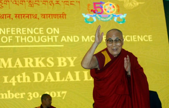 达赖喇嘛出席在瓦拉納西中央西藏大學中举办的“印度哲学思想与现代科学思想”为主题的会议 照片/Tenzin Jigme/DIIR