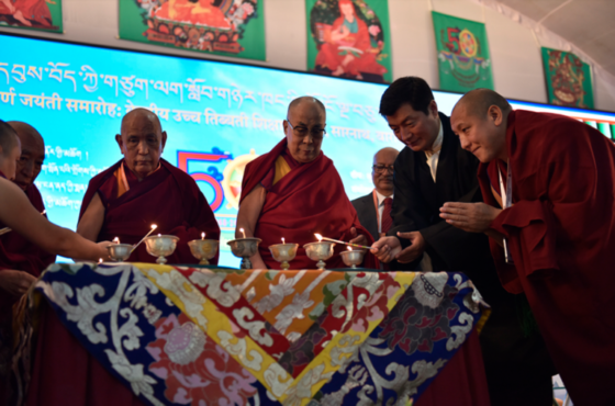 达赖喇嘛尊者与司政洛桑森各等在庆典开幕仪式上点供灯 照片/Tenzin Jigme/DIIR