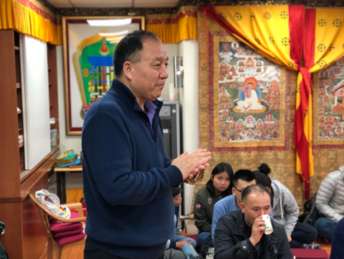 藏人行政中央驻台湾办事处代表达瓦才仁在超度祈福法会上发言