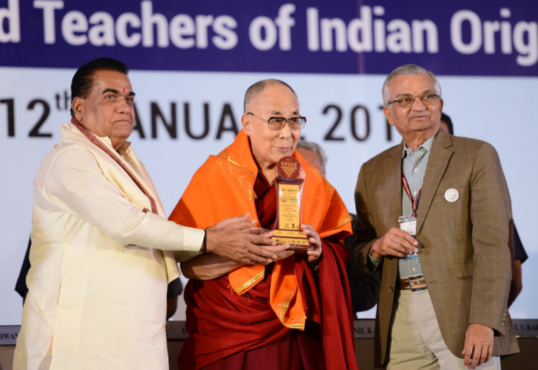 印度全国教师大会向达赖喇嘛尊者颁发奖状 照片/National Teachers’ Congress
