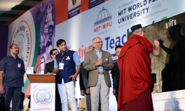 达赖喇嘛尊者在全国教师大会上在黑板上书写祝福语 照片/National Teachers’ Congress