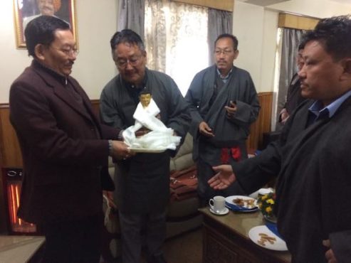 藏人行政中央内政部部长向印度锡金邦首席部长查姆林赠送佛像