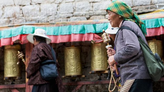 来到西藏的朝圣者经常手里转着转经筒，日夜祷告（图片来源：Keith Levit/Getty Images）