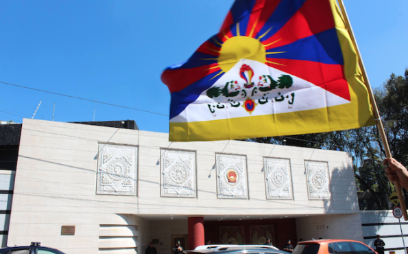 墨西哥支持西藏团体在3月10 日西藏自由抗暴日当天在中国大使馆前进行抗议活动 照片/OOT Brasil