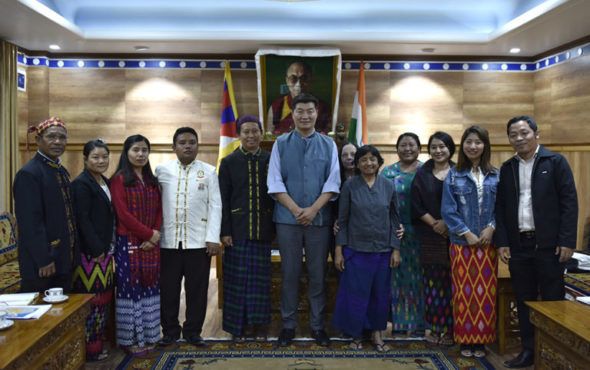 司政洛桑森格在噶夏秘书处会议厅会见缅甸克钦邦代表团