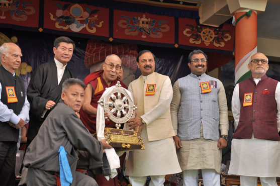 达赖喇嘛尊者向印度中央政府文化部部长马赫什•夏尔马赠送法轮 照片/ Tenzin Jigme Taydeh / DIIR