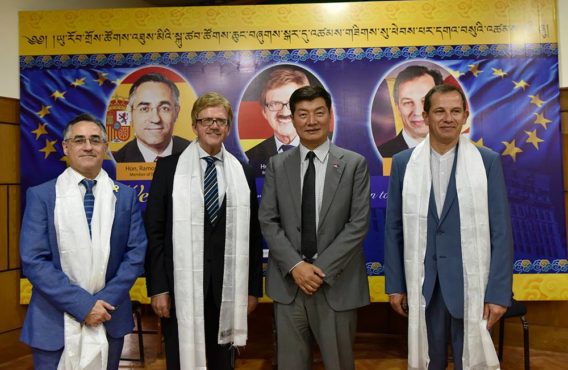 司政洛桑森格与欧洲议会支持西藏小组主席托马斯·曼，欧洲议会议员克萨巴·索戈和欧洲议会议员拉蒙·特雷莫萨 2018年5月7日 照片/Tenzin Phende/DIIR