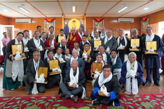 达赖喇嘛尊者特别会见藏人行政中央工龄逾20年的退休公务员