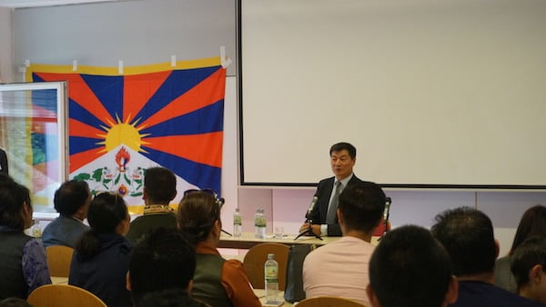 藏人行政中央司政洛桑森格在向法兰克福藏人社区成员发表讲话