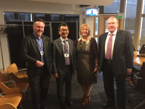 藏人行政中央驻伦敦办事处代表曲培次仁与苏格兰爱丁堡议会议员