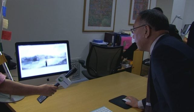 藏人行政中央驻华盛顿特区办事处代表欧珠次仁为中文版电子书进行揭幕 照片/OOT DC
