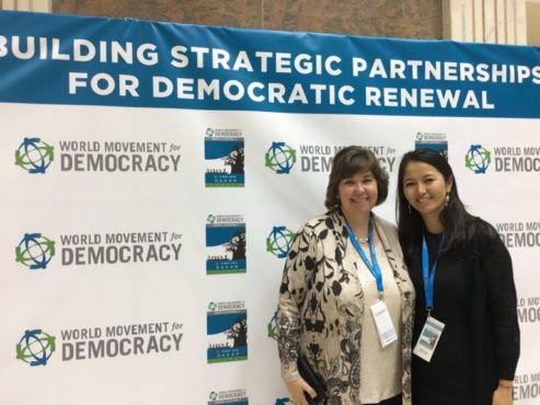 与会的藏人代表丹增培吉女士与加拿大国会议员安妮塔·范登贝尔德女士在大会上 照片/驻华盛顿办事处