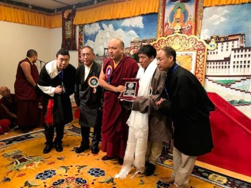 第十七世大包法王噶玛巴仁波切在向西藏前政治犯顿珠旺青颁发奖章