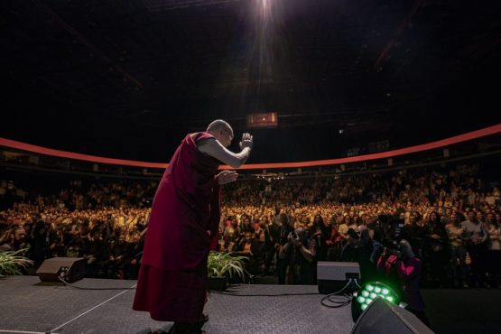 达赖喇嘛尊者在发表“幸福之艺术”公开演讲前向与会的2700多名各界人士挥手致意 2018年6月14日 照片/Tenzin Choejor/OHHDL