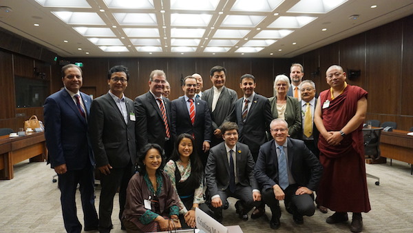 司政洛桑森格和西藏人民议会代表团成员与加拿大议会外交事务及国际发展委员会成员合影
