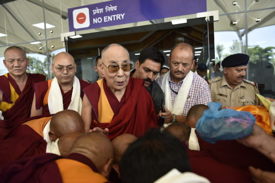 达赖喇嘛尊者达赖喇嘛尊者结束对北欧波罗的海三国的访问后抵达印度达兰萨拉 2018年6月20日 照片/Tenzin Jigme/DIIR结束对北欧波罗的海三国的访问后抵达印度达兰萨拉