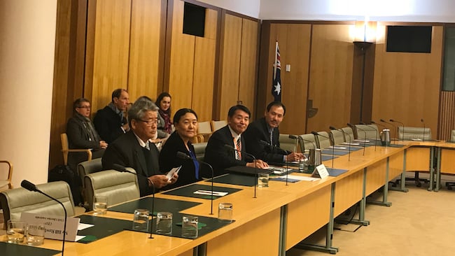 藏人行政中央驻澳大利亚办事处代表拉巴措廓在澳洲议会外交，国防和国际贸易及人权委员会发表讲话 照片/驻澳洲办事处