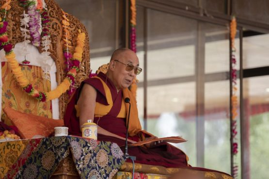达赖喇嘛尊者在向信众开示佛法     2018年7月31日 照片/Tenzin Choejor／OHHDL