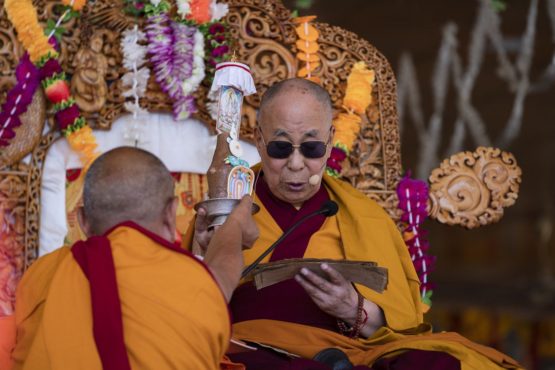 达赖喇嘛尊者在向信众传授长寿灌顶     2018年7月31日 照片/Tenzin Choejor／OHHDL