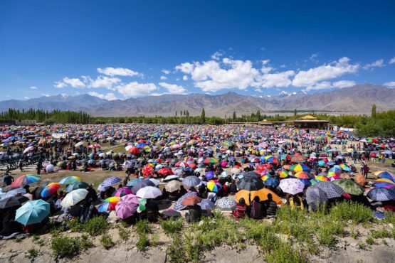 在列城和平花园中聆听达赖喇嘛尊者教授佛法的数万名拉达克各族信众   2018年7月30日 照片/Tenzin Choejor／OHHDL