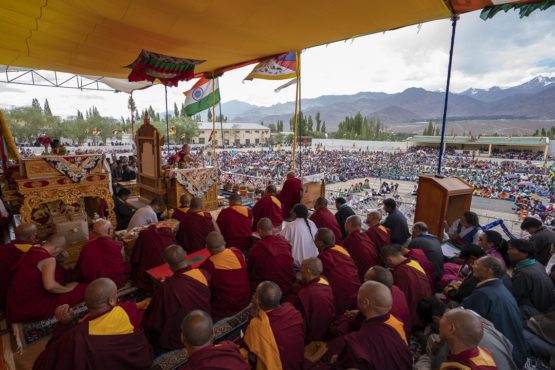 达赖喇嘛尊者在向列城儿童村学生和索朗林民众发表讲话 照片/Tenzin Choejor/OHHDL