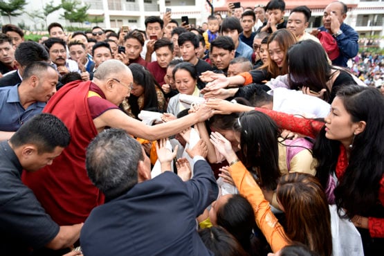 达赖喇嘛尊者与达赖喇嘛高等教育学院学生握手互动 2018年8月13日 照片/Tenzin Phende/DIIR达赖喇嘛尊者与达赖喇嘛高等教育学院学生握手互动 2018年8月13日 照片/Tenzin Phende/DIIR