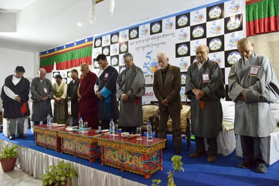藏人行政中央各部门部长和嘉宾在“5.50愿景青年论坛“上为西藏烈士默哀 2018年8月17日 照片/Tenzin Phende/DIIR
