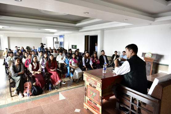 司政洛桑森格在向参加西藏儿童村学校夏令营的学生发表讲话 2018年8月2日 照片/Tenzin Phende/DIIR