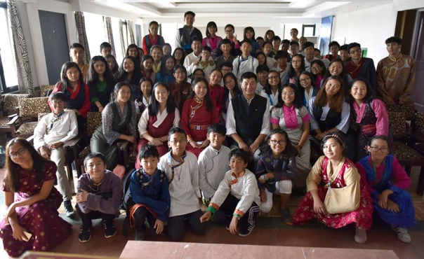 司政洛桑森格在向参加西藏儿童村学校夏令营的学生合影 2018年8月2日 照片/Tenzin Phende/DIIR