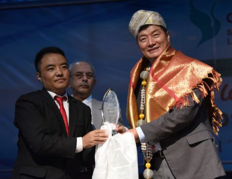 司政洛桑森格荣获班加罗尔地区西藏法律协会颁发的奖项 照片／Tenzin Phende/DIIR