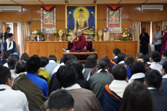 达赖喇嘛尊者在向参加"5.50愿景-青年论坛"的与会青年代表发表讲话 2018年8月20日 照片/Tenzin Phende/DIIR